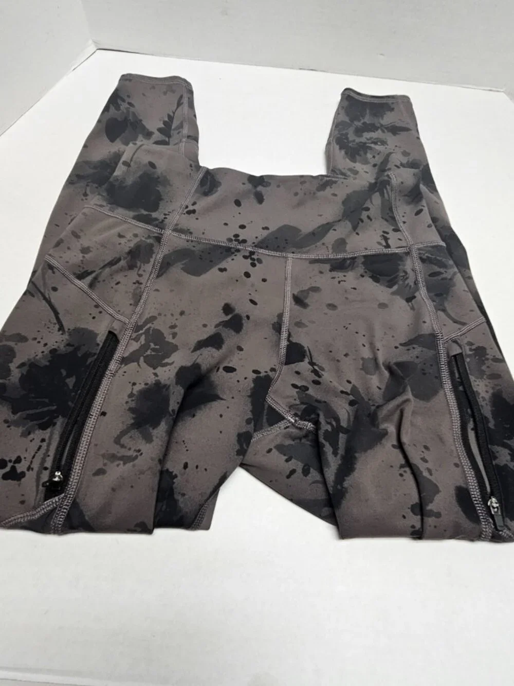 Womens Athleta Gray Black Floral Camouflage Zipper Pockets Rainier Reflective S